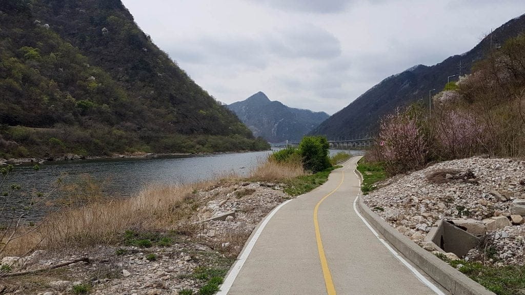 A picture of the bike path near Chuncheon in South Korea.