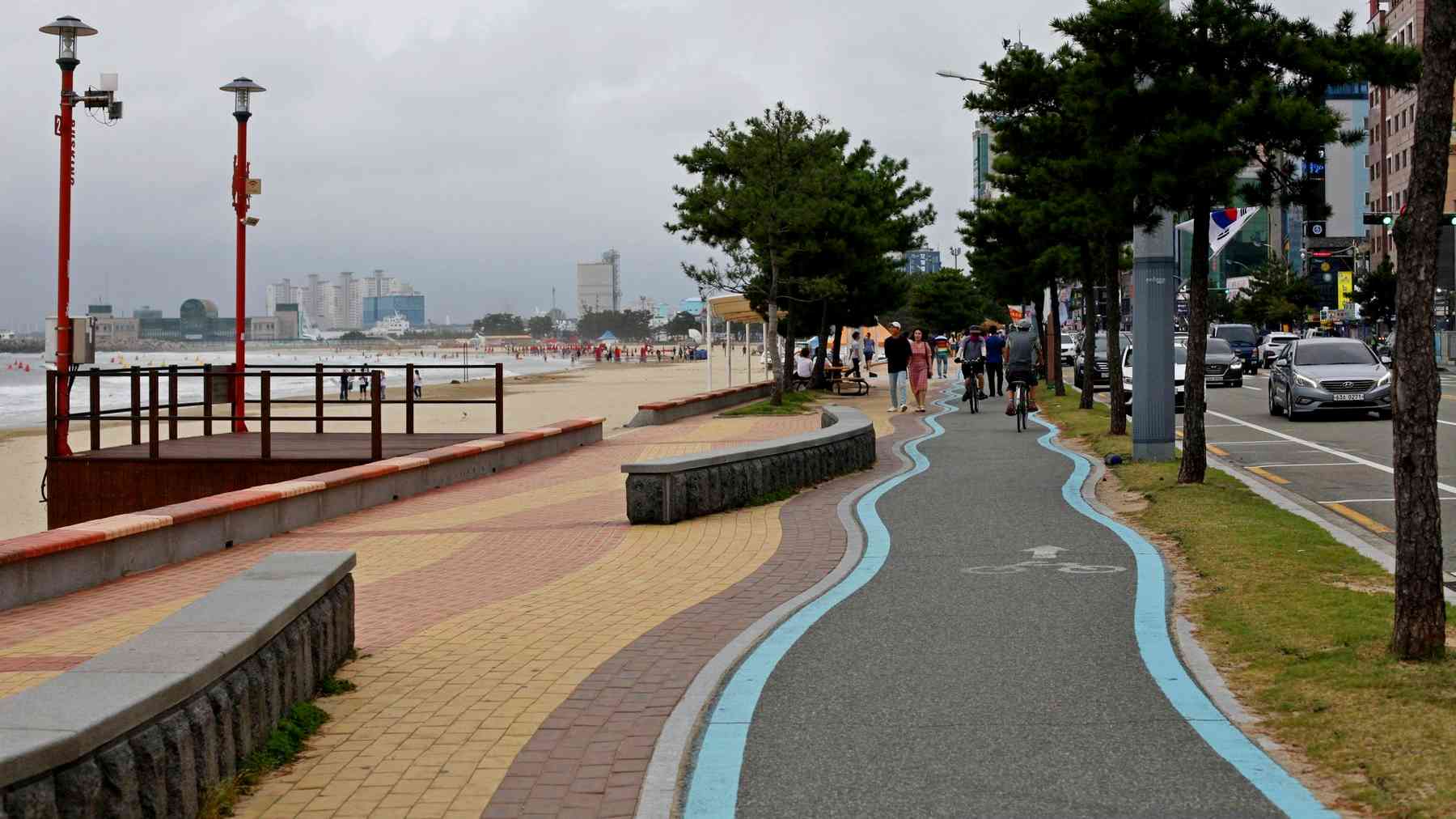 A picture of the bike path along Yeongildae Beach (영일대해수욕장) in Pohang, South Korea.