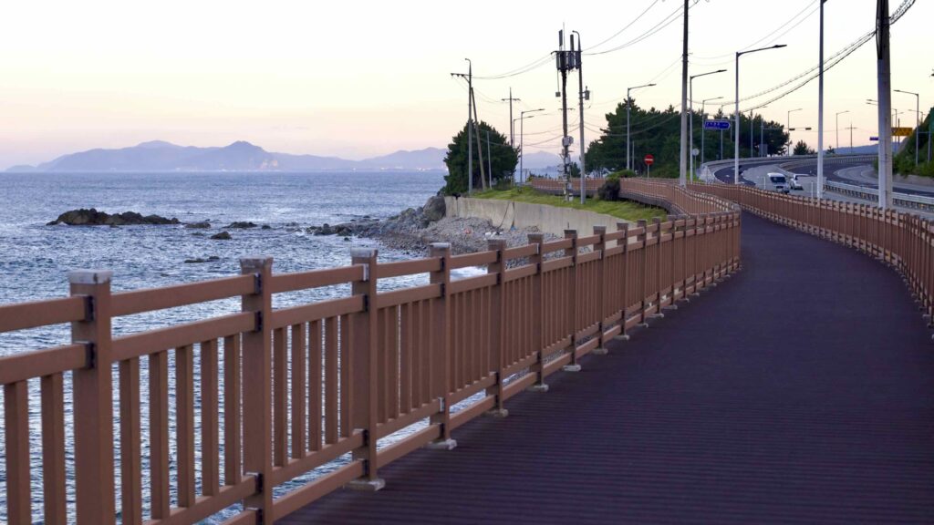 A picture of a boardwalk bike path along Route 7 near Hupo Port (후포항) in Uljin County, South Korea.