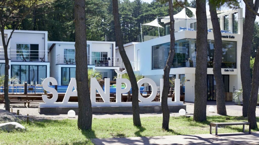 A picture of the Sanpoli pension in Osan Port, Uljin County.