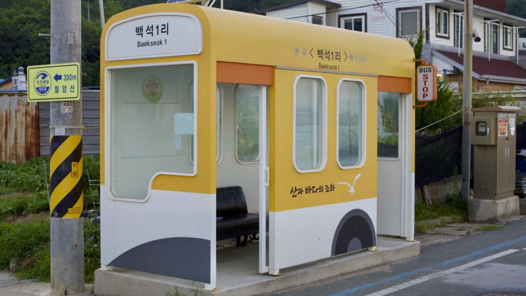 A bus-shaped bus stop at Baekseok Port in Yeongdeok County.