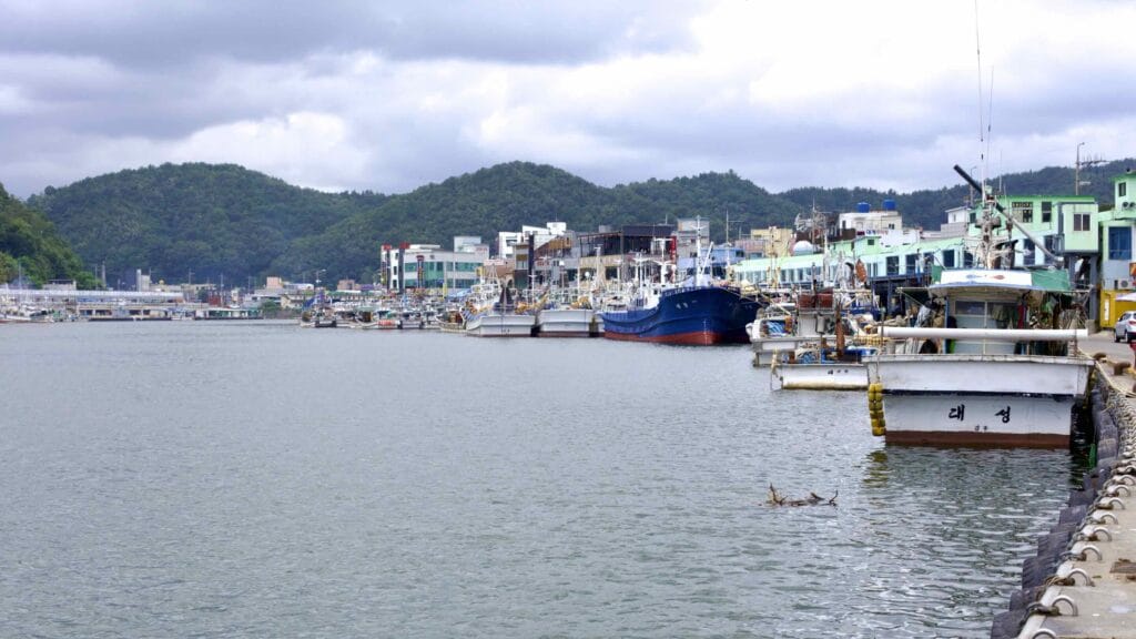 A picture of Ganggu Port (강구항) in Yeongdeok County, South Korea.