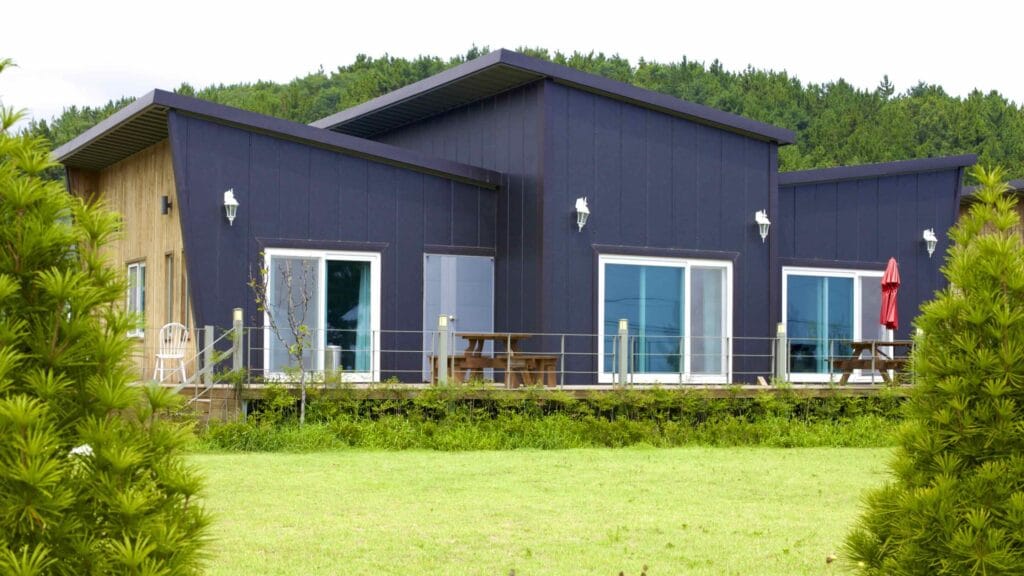 A picture of a pension near Nomul Port (노물항) in Yeongdeok County, South Korea.