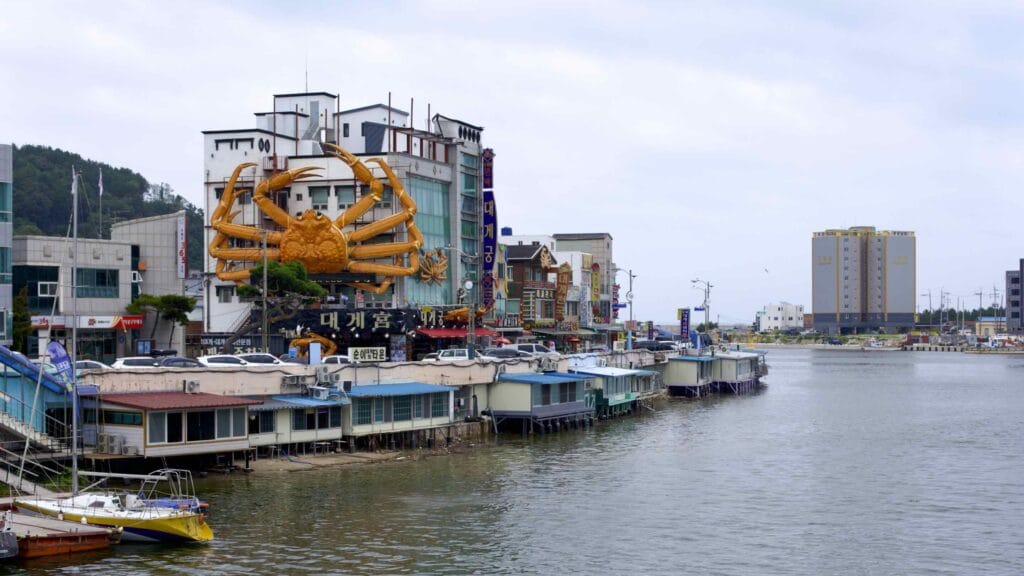 A picture of Ganggu Port (강구항) in Yeongdeok County, South Korea.