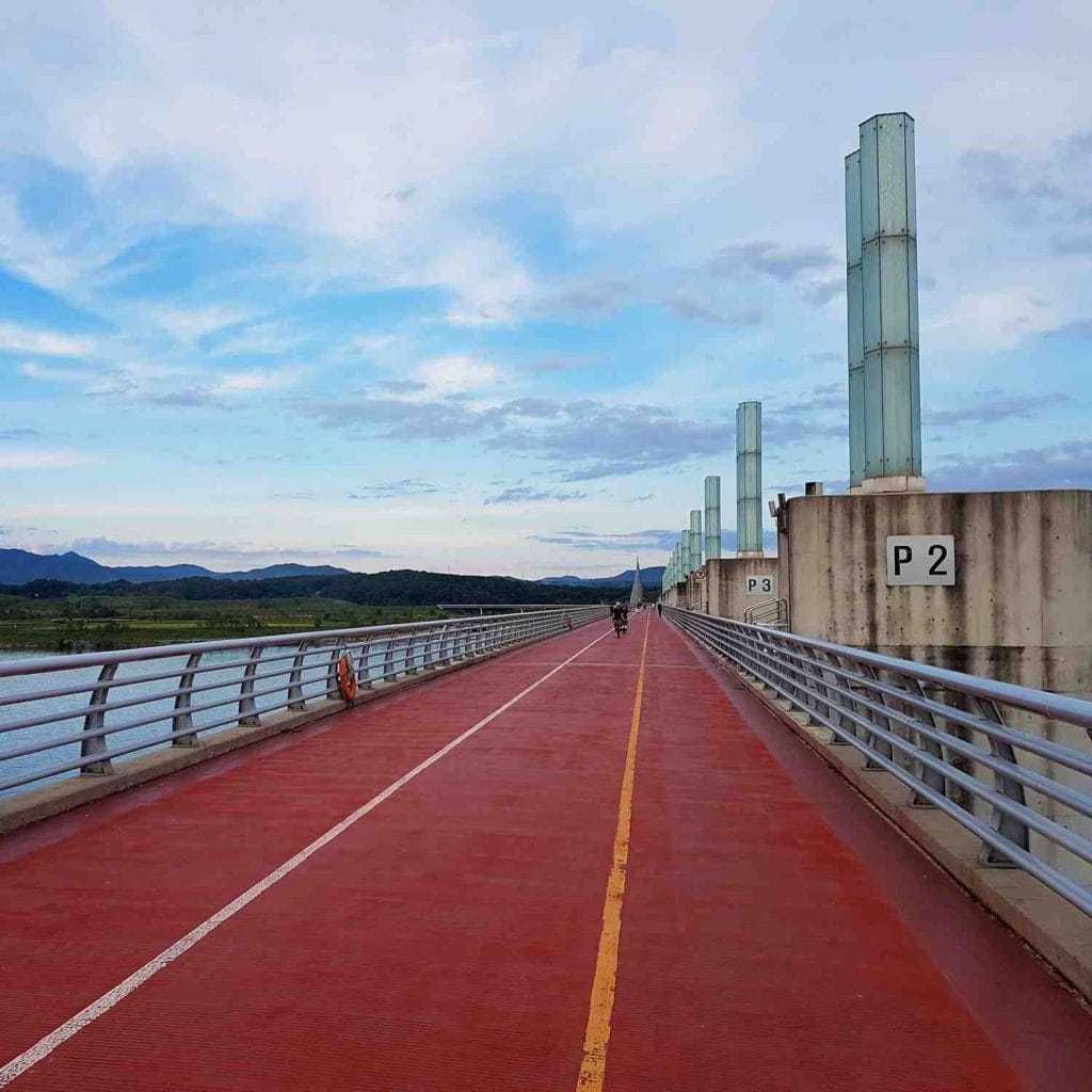 The bike path on the Yeoju-bo weir on the Hangang Bicycle Path