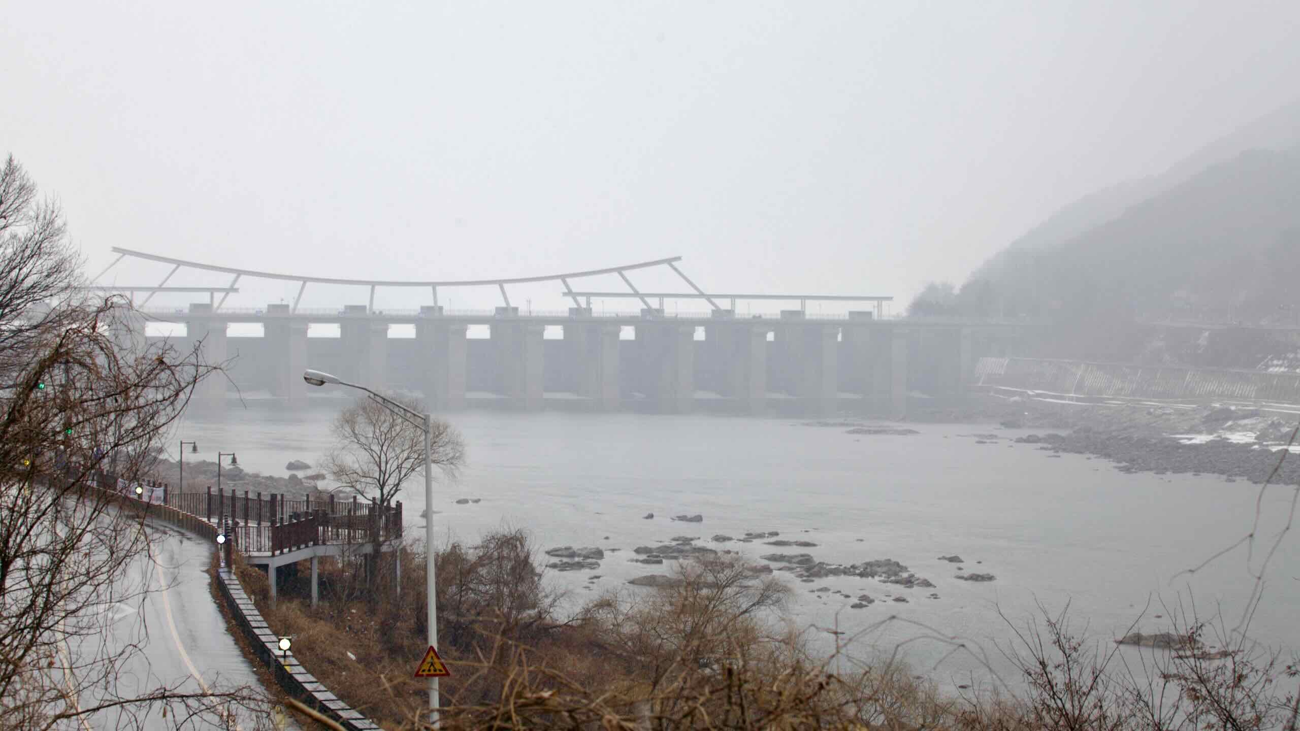 A picture of the foggy and snowy Paldang Dam along the Hangang Bike Path.