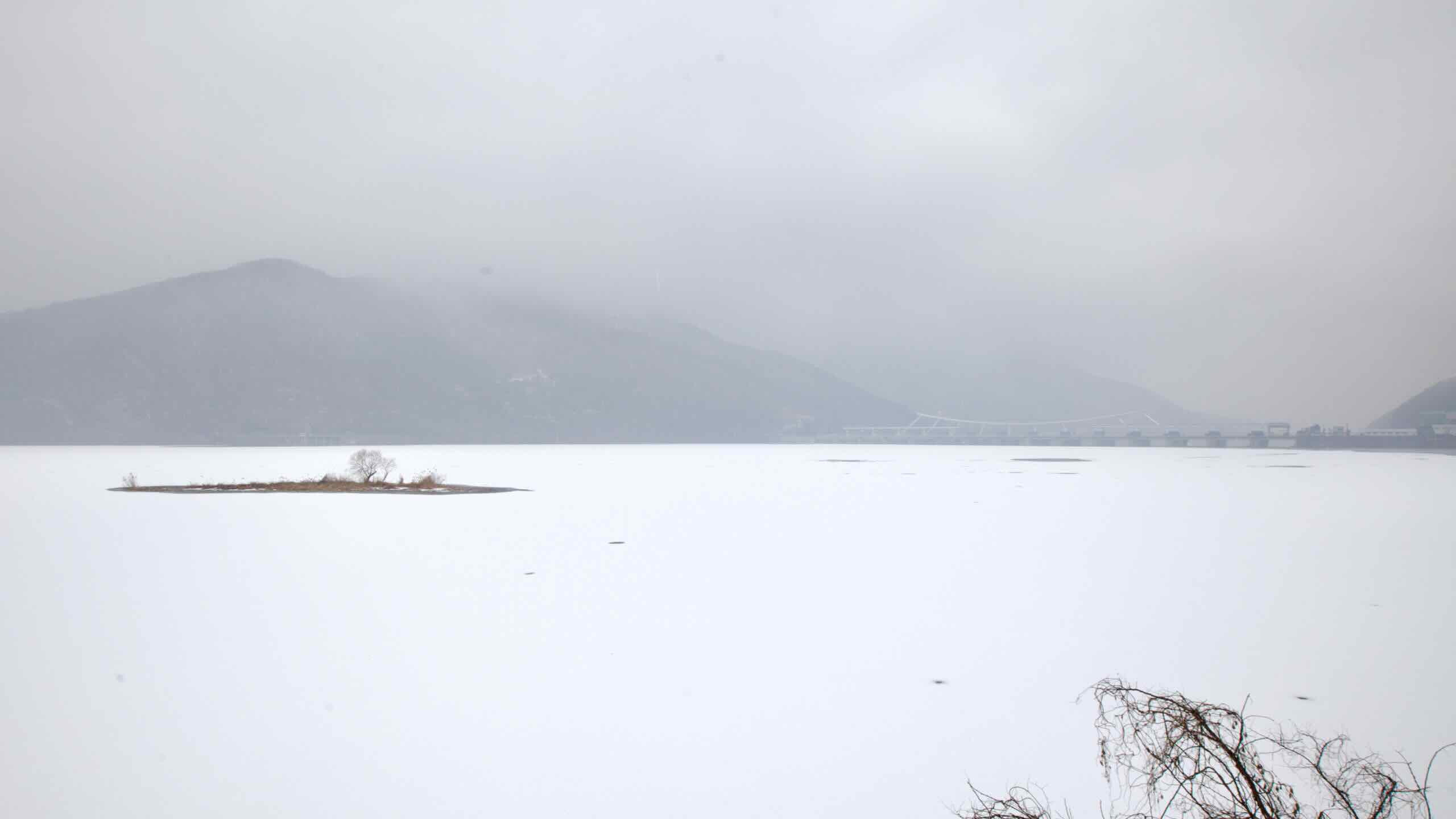 A picture of the frozen surface of the Han River in Korea.