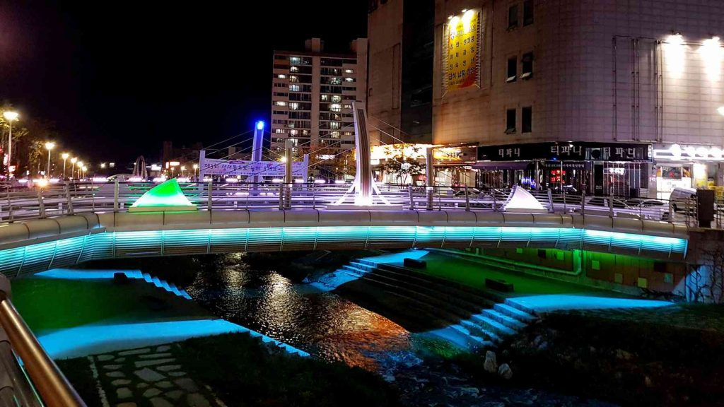 A picture of the Chungju City (충주시) on the Hangang Bike Path (한강자전거길) in North Chungcheong Province (충청북도), South Korea.