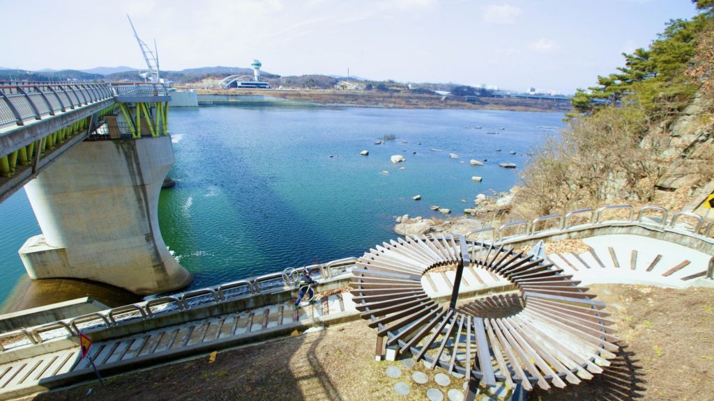 A picture of Gangcheon Weir (강천보) on the South Han River (남한강) in Yeoju City along the Hangang Bike Path (한강자전거길).