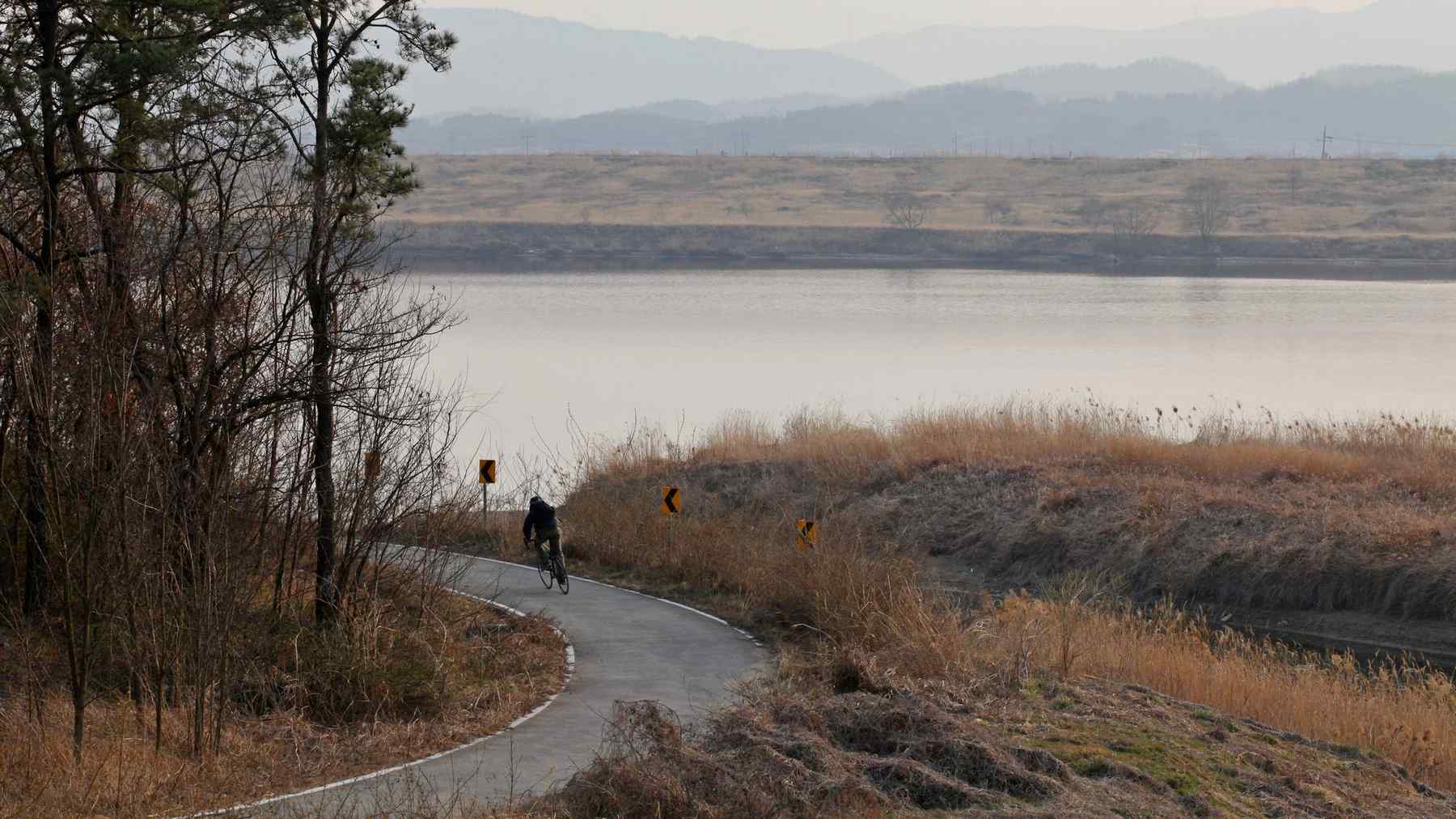 A picture of the Nakdonggang Bike Path (낙동강자전거길) along the Nakdong River in Dalseong Country, South Korea.