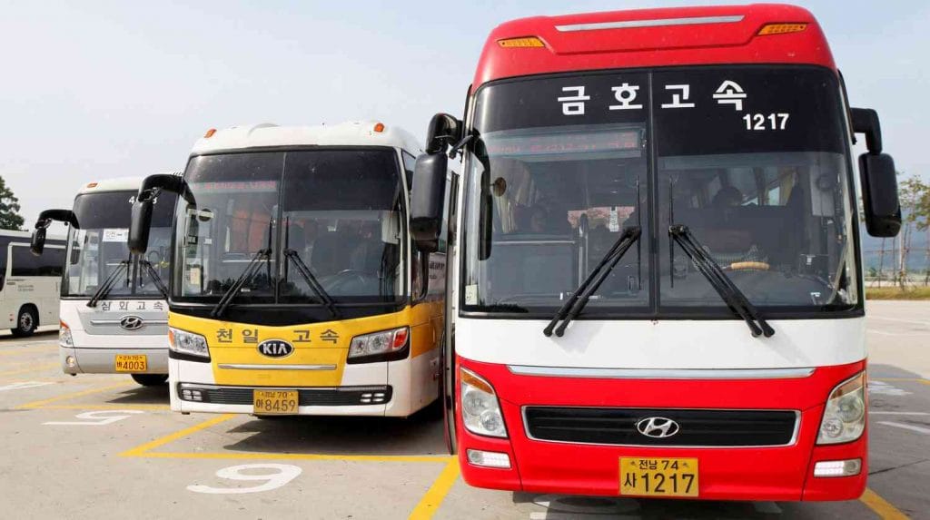 A picture of intercity buses at a rest stop in South Korea.