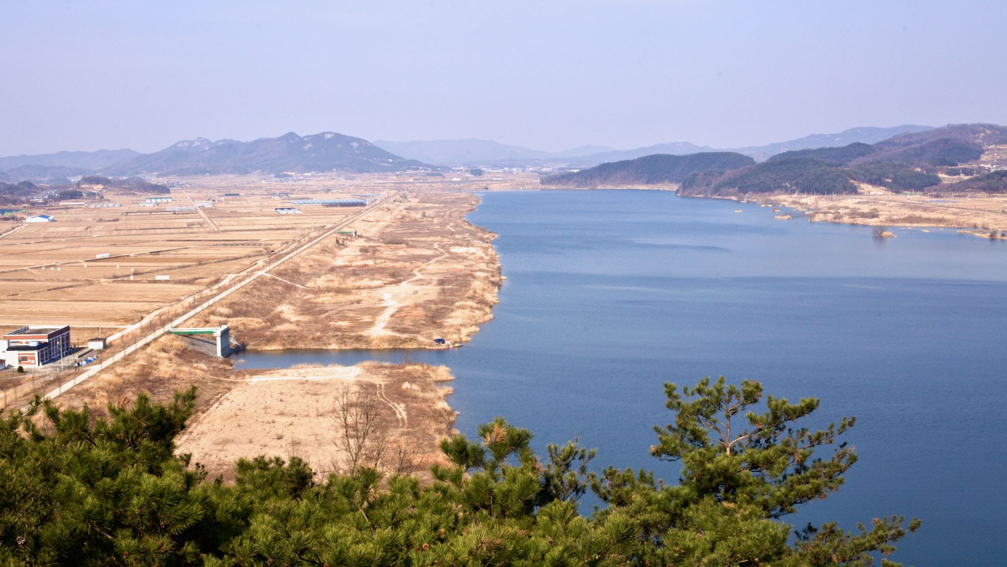 Nakdonggang Bike Path – Sangju Gumi – Overview and Bike near Gyeongcheondae Terrace A view from near Gyeongcheondae Terrace (경천대) along the Nakdong River in Sangju City, South Korea.