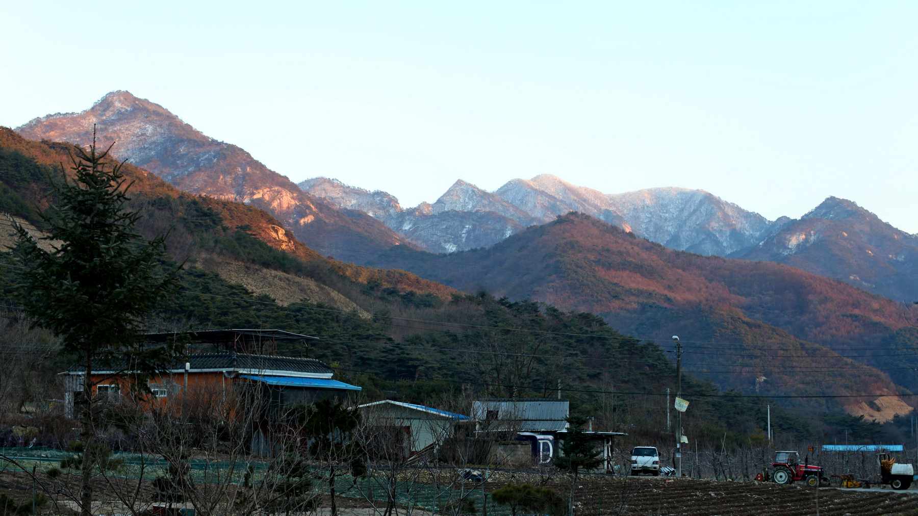 A picture of Joryeong (조령산) and Juheul (주흘산) Mountains near the Yeonpung Village along the Saejae Bike Path in Goesan County, South Korea.