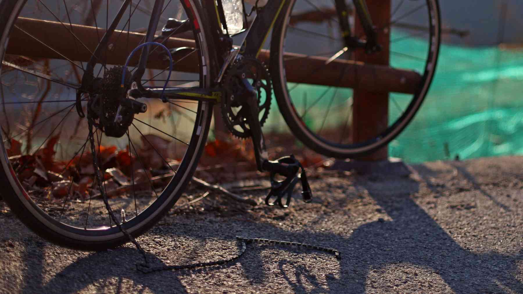 A picture a bike and broken chain near the Sojo Pass along Saejae Bicycle Path (새재자전거길) in Chungju City, South Korea.