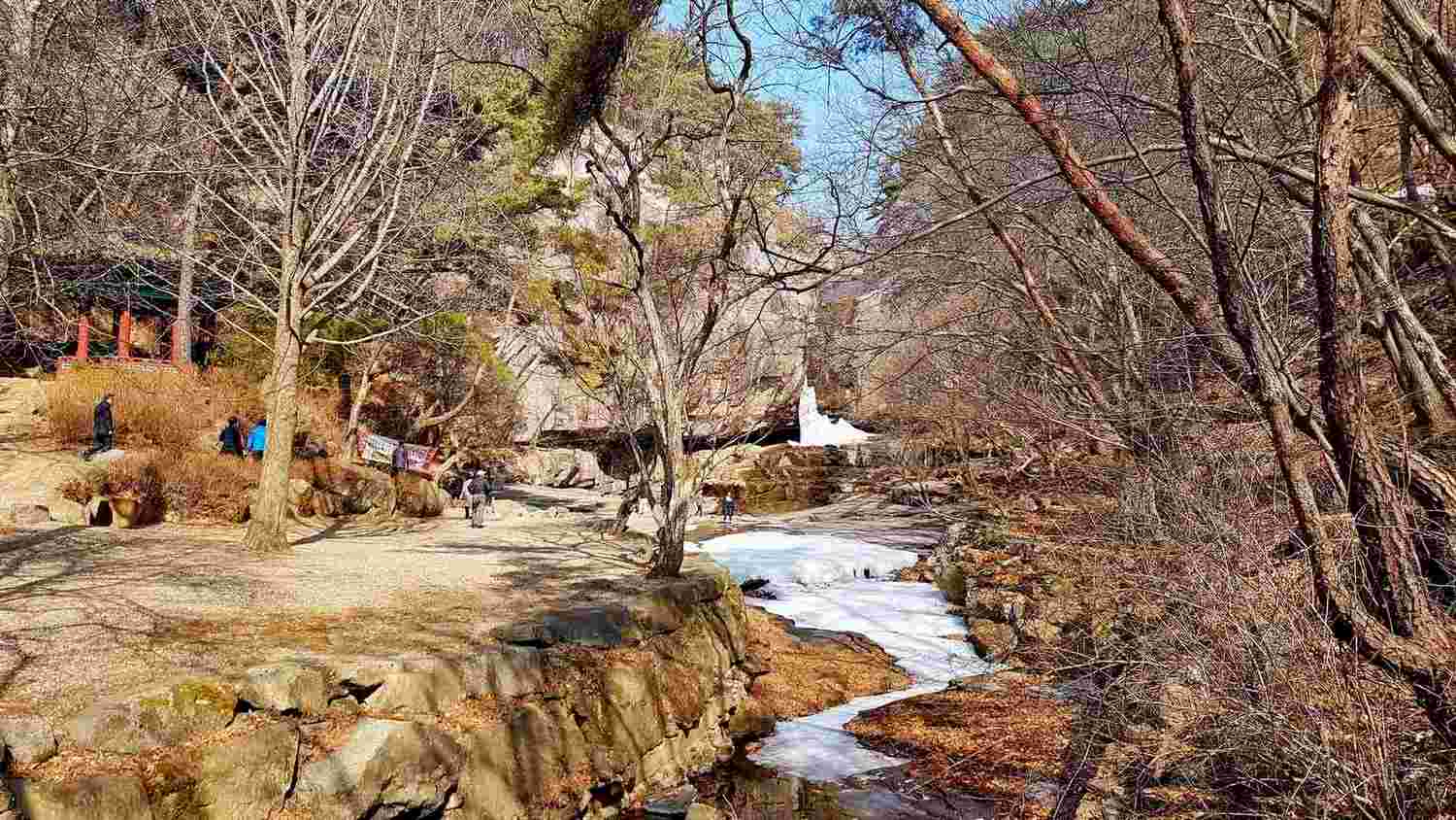 A picture of the frozen Suok Falls (수옥폭포) along the Saejae Bike Path in Goesan County.