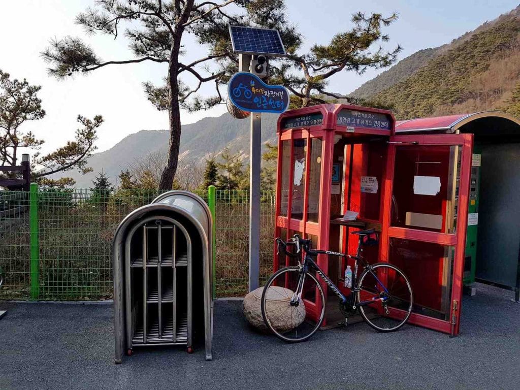 A picture of the Ihwaryeong Rest Area Certification Center at the top of Ihwa Pass in Goesan County, South Korea.