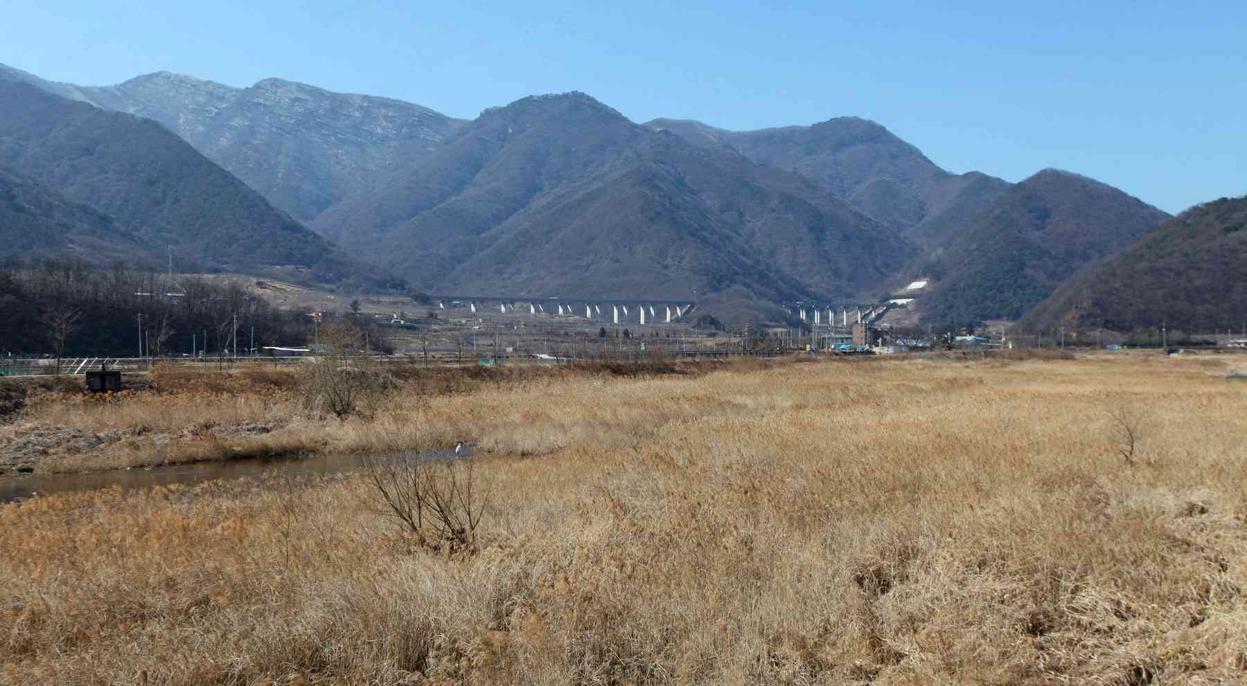 A picture of the landscape near Mungyeong Town (문경읍) on the Saejae Bicycle Path (새재자전거길) in Mungyeong City (문경시), South Korea.