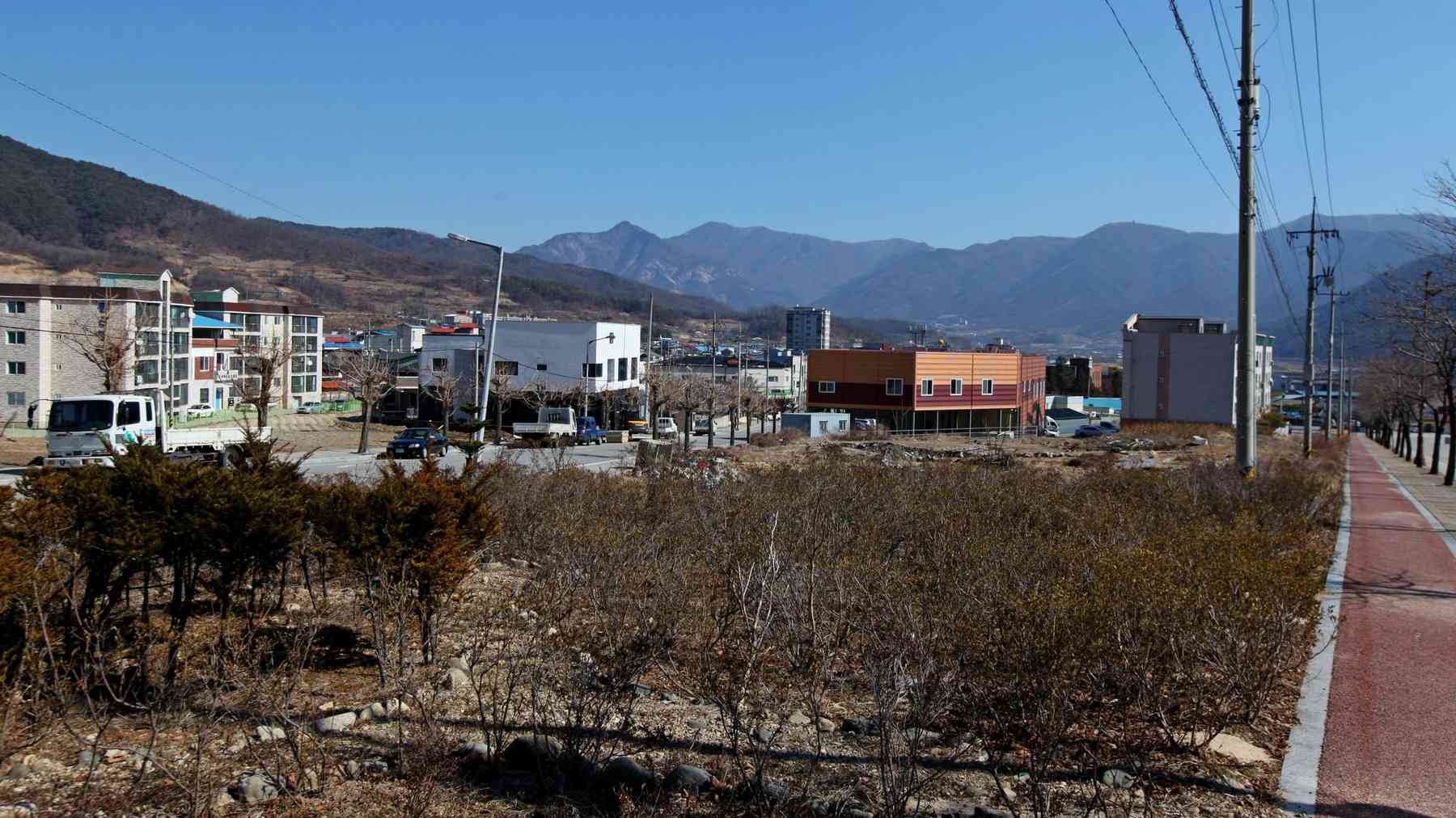 A picture Mungyeong Town (문경읍) on the Saejae Bicycle Path (새재자전거길) in Mungyeong City (문경시), South Korea.