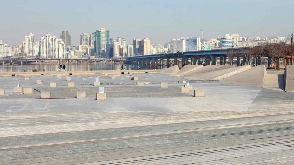 A picture of Waterlight Square Fountain (물빛광장) in Yeouido Hangang Park (여의도한강공원) in Seoul, South Korea.