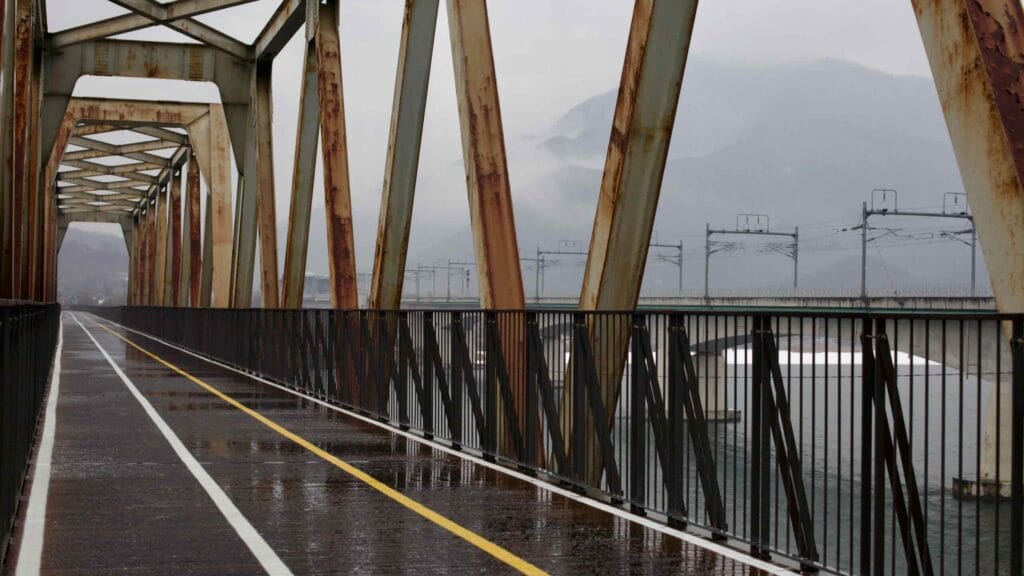 A picture of the Bukhangang Bridge outside of Seoul.