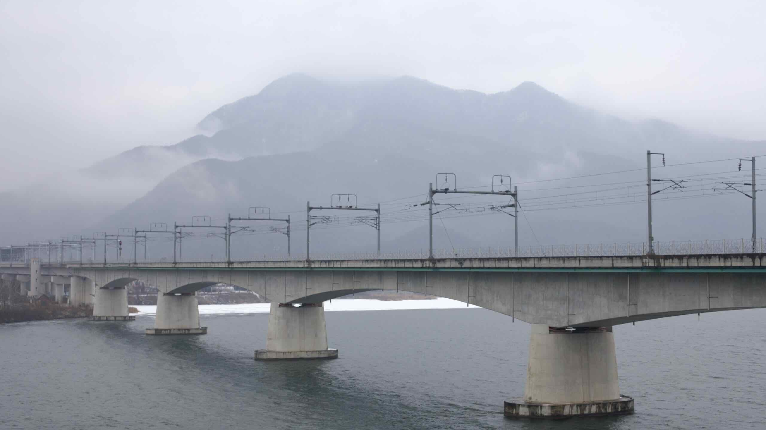 A picture of the new Yangsu Railway Bridge (양수철교) along the Hangang Bike Path.