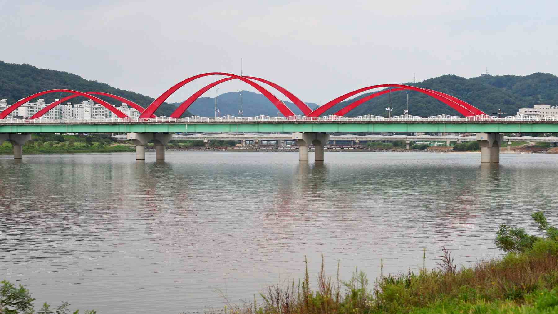 A picture of Yeongga Bridge (영가대교) near where flows into the Nakdong River in downtown Andong City.