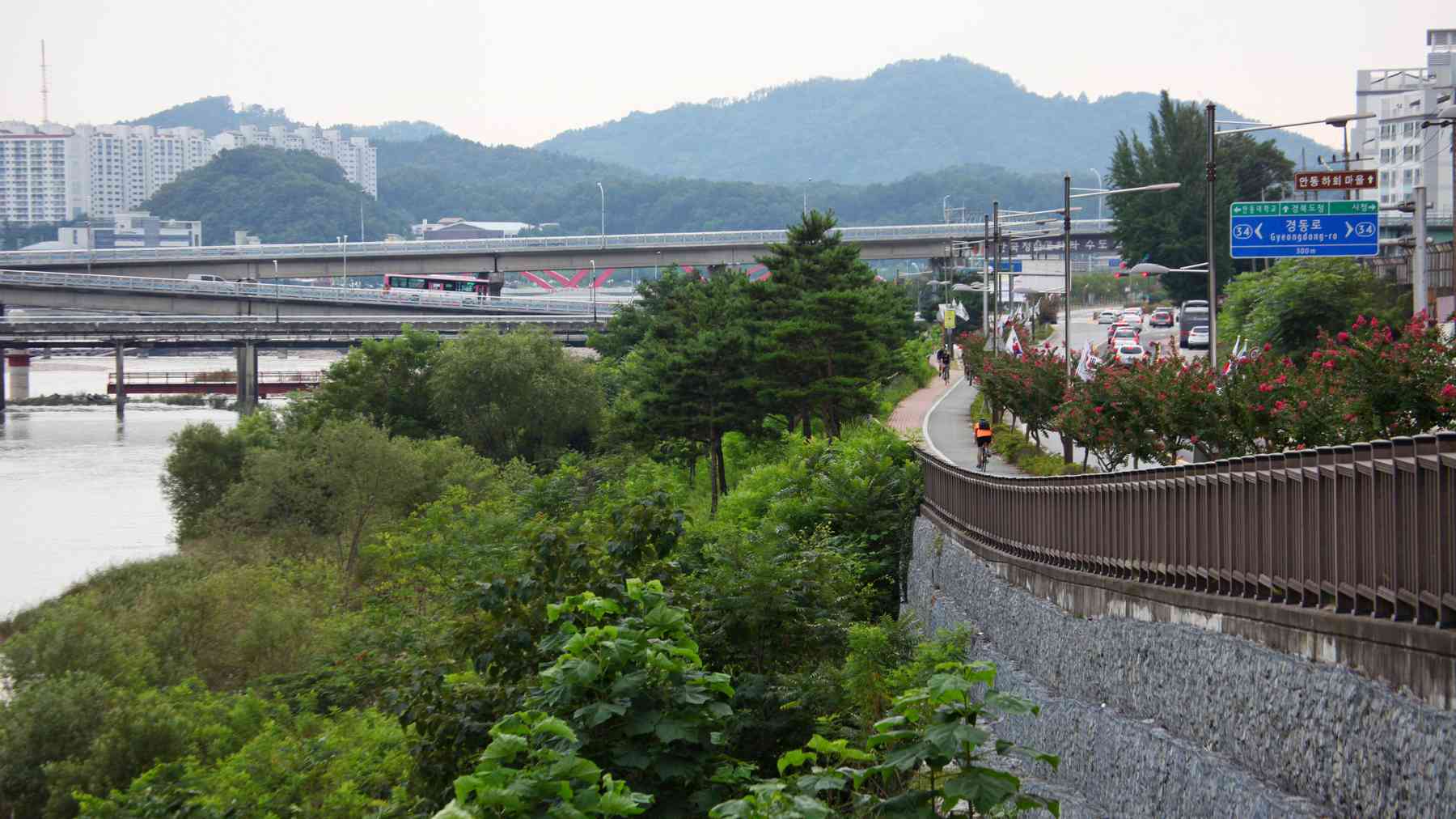 The route leading into downtwo Andong City from the start of Nakdonggang Bike Path in Andong City, South Korea.