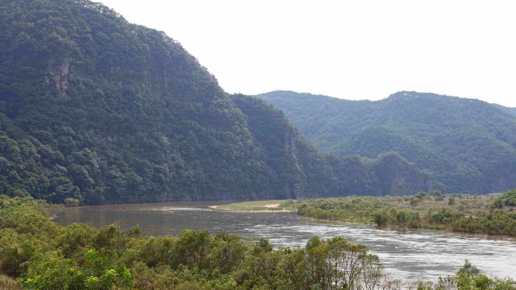 A picture of the Nakdong River rolling by cliffs near Maesol Forest Park (마애솔숲공원) outside of downtown Andong City.