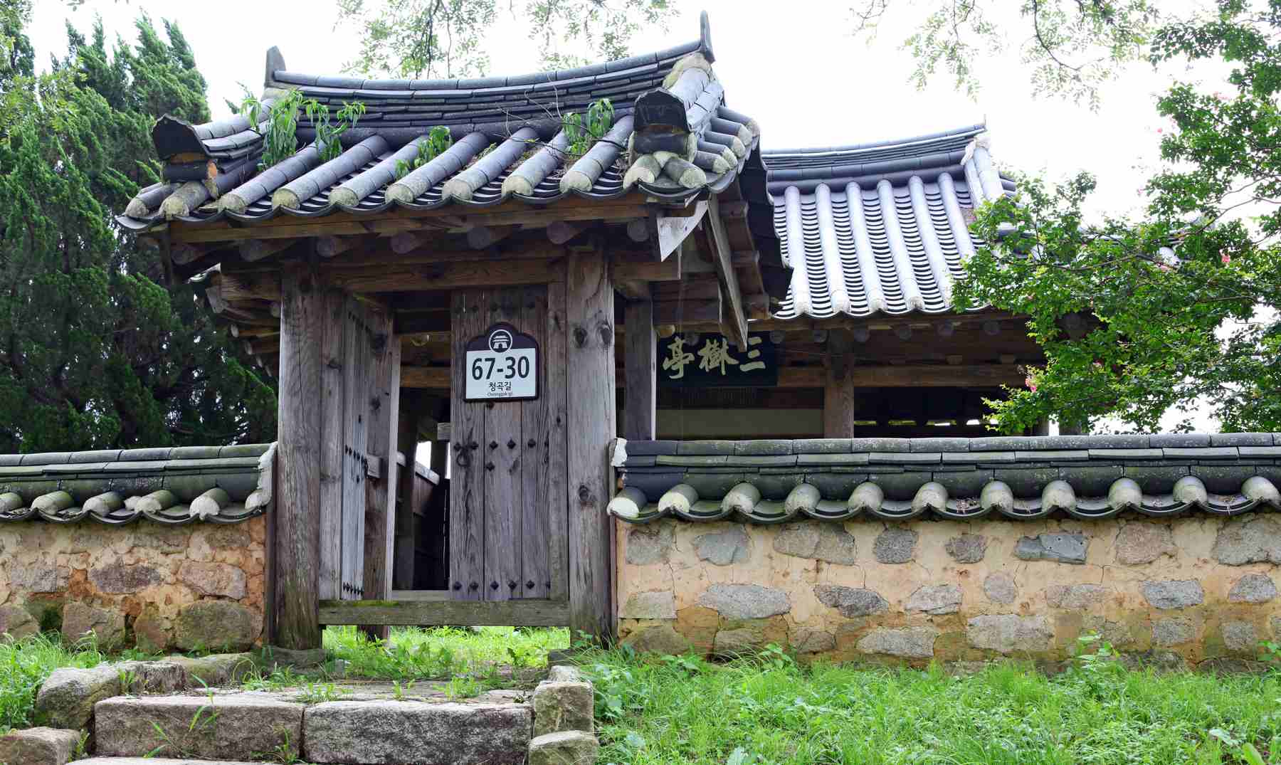 A picture of the Samsu Pavilion (삼수정) on the Nakdonggang Bike Path (낙동강자전거길) along the Nakdong River in South Korea.