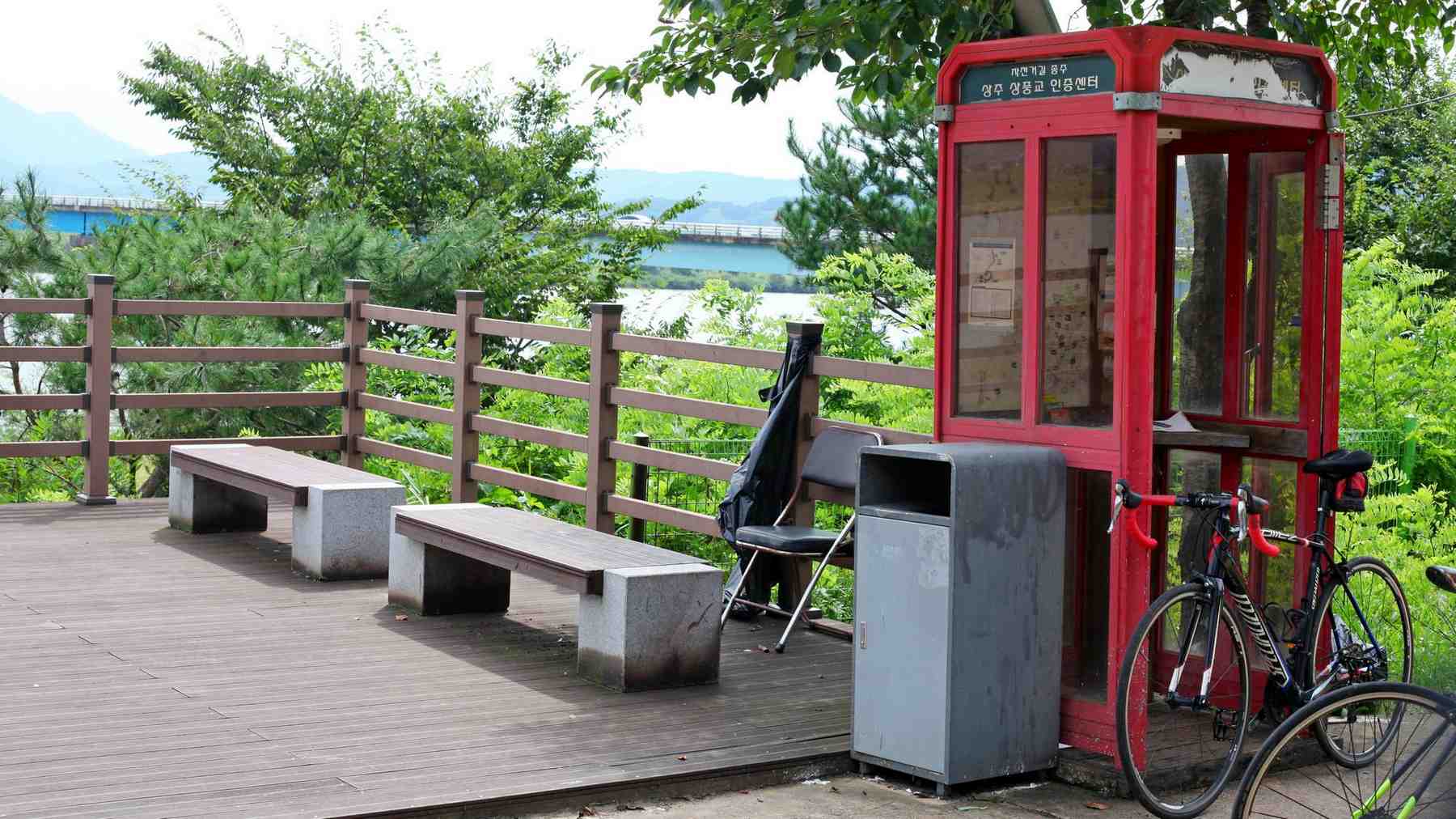 A picture of the Nakdonggang Bike Path (낙동강자전거길) between Andong and Sangju Cities along the Nakdong River in South Korea.