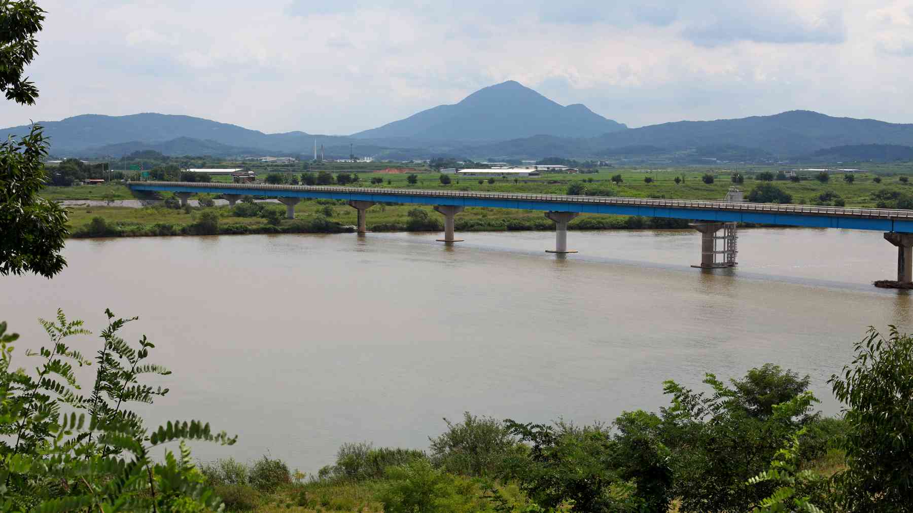 A picture of the Sangpung Bridge (상풍교) along the Nakdonggang Bike Path (낙동강자전거길) between Andong and Sangju Cities along the Nakdong River in South Korea.