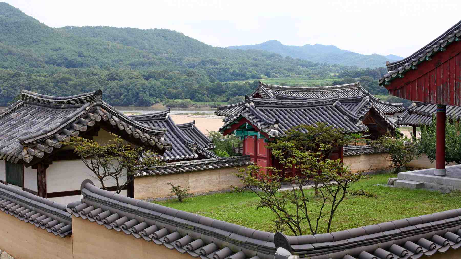 A picture of Hwacheon Seowon (화천서원), a 240-year old Confucian Academy, below Buyongdae Cliff.
