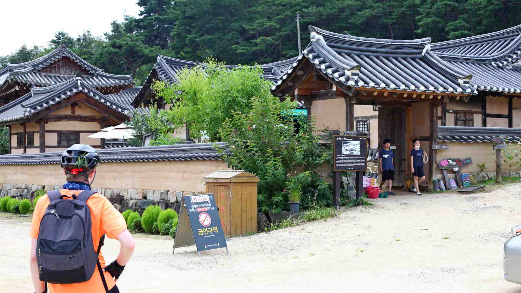 A picture of Hwacheon Seowon (화천서원), a 240-year old Confucian Academy, below Buyongdae Cliff.