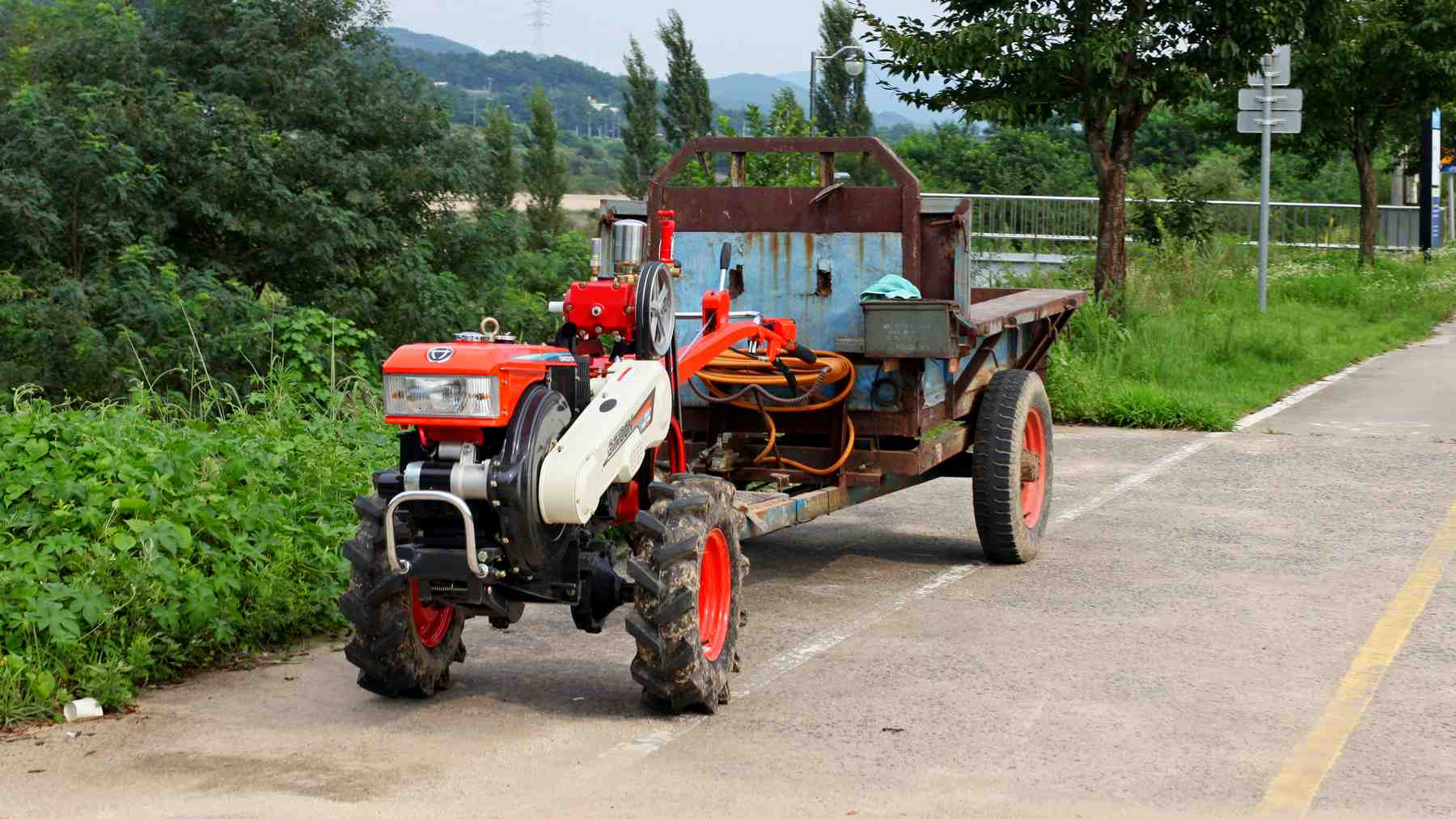 A small tractor on the Nakdonggang Bike Path (낙동강자전거길) along the Nakdong River in South Korea.