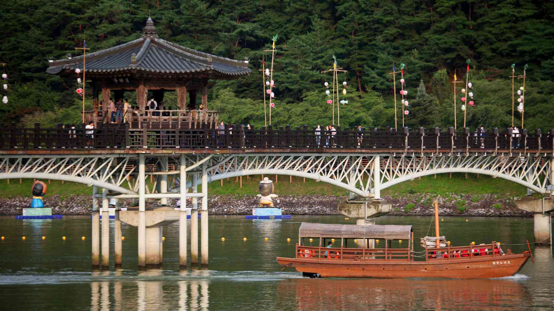 A picture of Woryeong Bridge (월영교) on the Nakdong River in Andong City, South Korea.