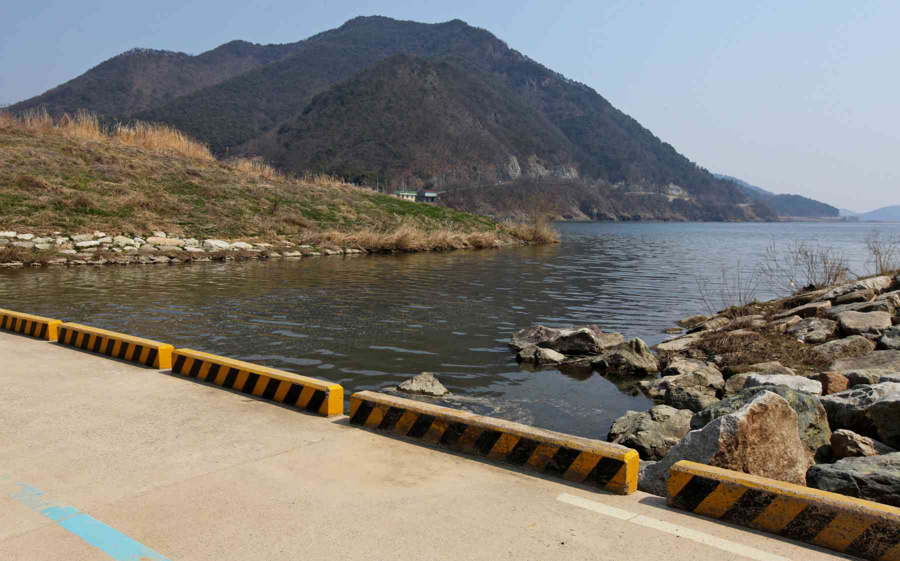 A picture of the Nakdong River from Gilgok Eco Park (길곡수변생태공원) along the Nakdonggang Bike Path (낙동강자전거길).