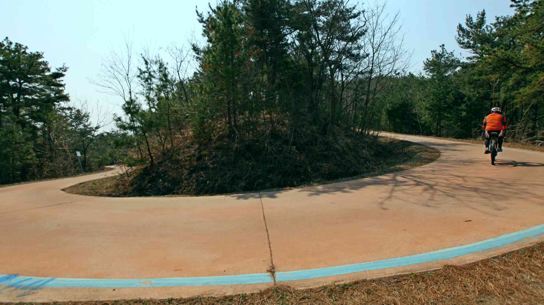 A picture of the Yeongaji (영아지고개) & Angaesil (안개실고개) Passes along the Nakdonggang Bike Path in Changnyeong County, South Korea.