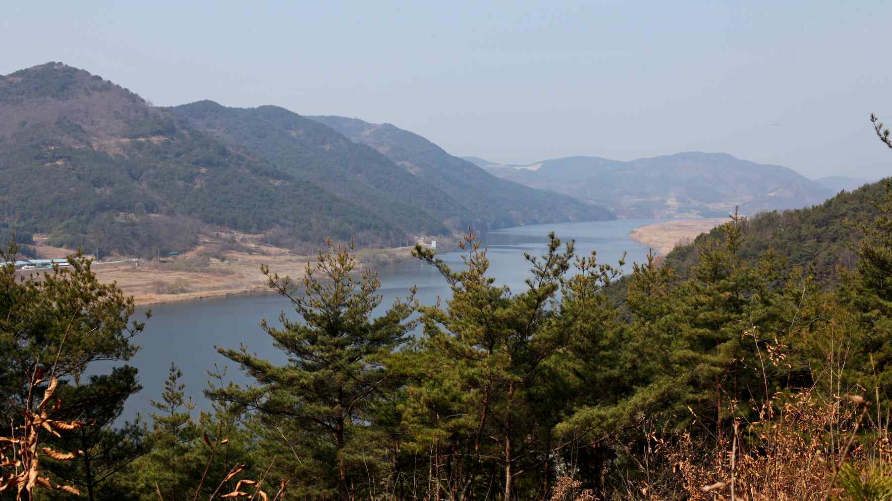 A picture of the Yeongaji (영아지고개) & Angaesil (안개실고개) Passes along the Nakdonggang Bike Path in Changnyeong County, South Korea.