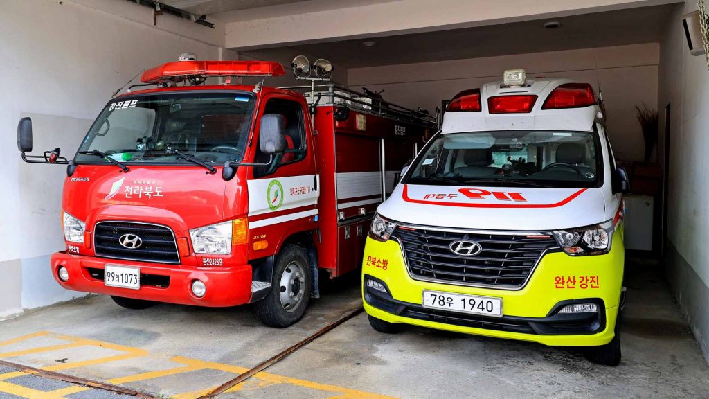 A picture of a fire truck and ambulance in South Korea.
