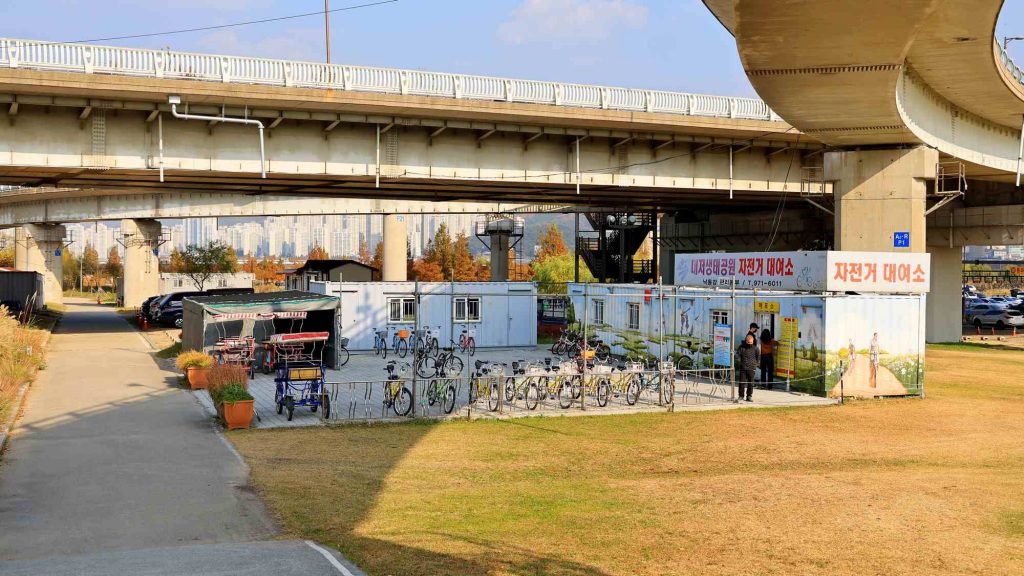 A picture of the Nakdonggang Bike Path (낙동강자전거길) in Busan City along the west side of the Nakdong River in South Korea.