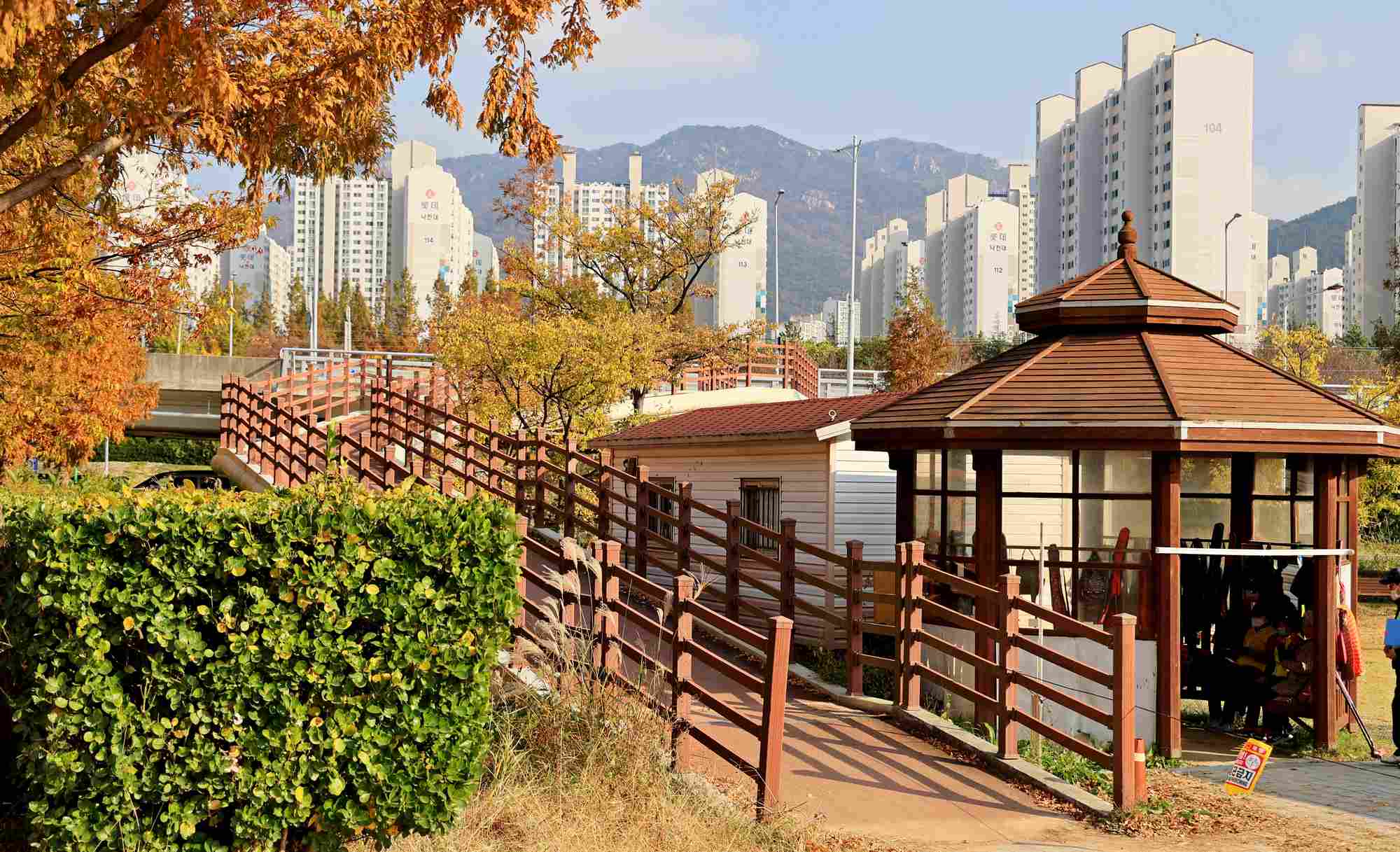 A picture of the east side onramp leading to Daedong Hwamyeong Bridge (대동화명대교), which crosses the Nakdong River (낙동강) along the Nakdonggang Bike Path (낙동강자전거길) in Busan, South Korea.