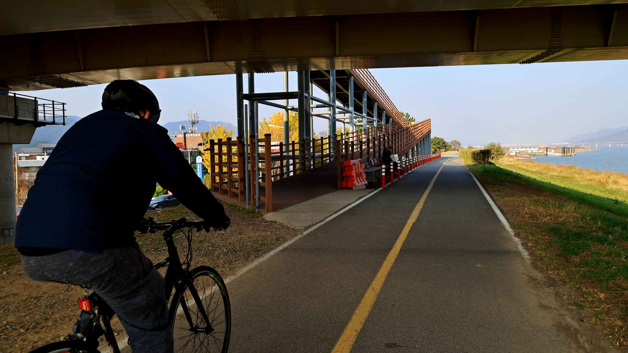 A picture of the west side onramp leading to Daedong Hwamyeong Bridge (대동화명대교), which crosses the Nakdong River (낙동강) along the Nakdonggang Bike Path (낙동강자전거길) in Busan, South Korea.