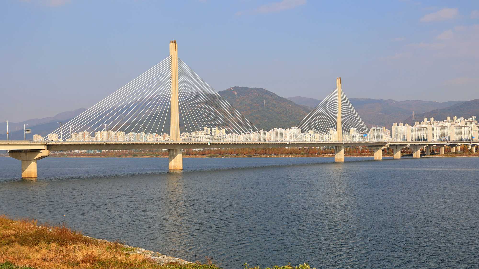 A picture of Daedong Hwamyeong Bridge (대동화명대교), which crosses the Nakdong River (낙동강) along the Nakdonggang Bike Path (낙동강자전거길) in Busan, South Korea.