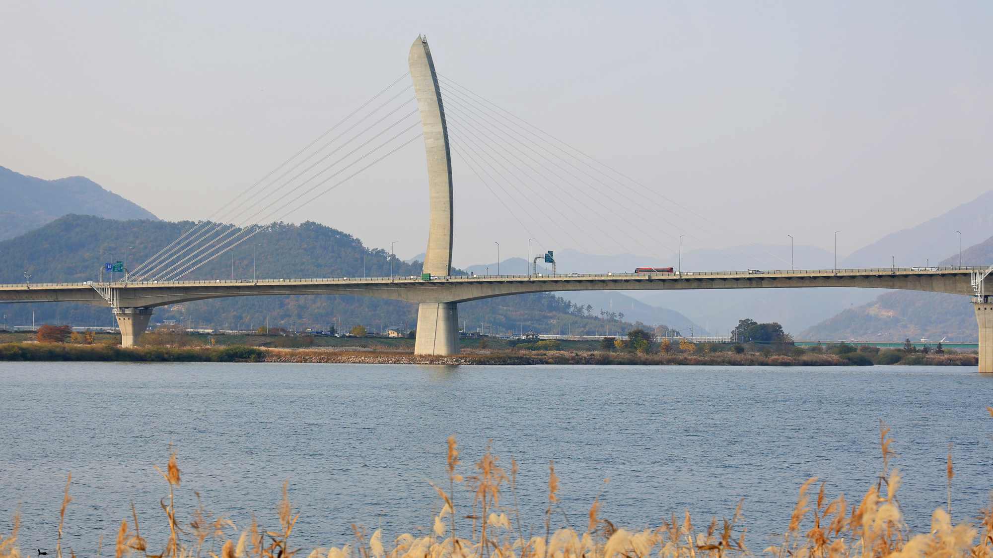 A picture of the Nakdong River Bridge (낙동강대교) on the Nakdong River in Busan, South Korea.
