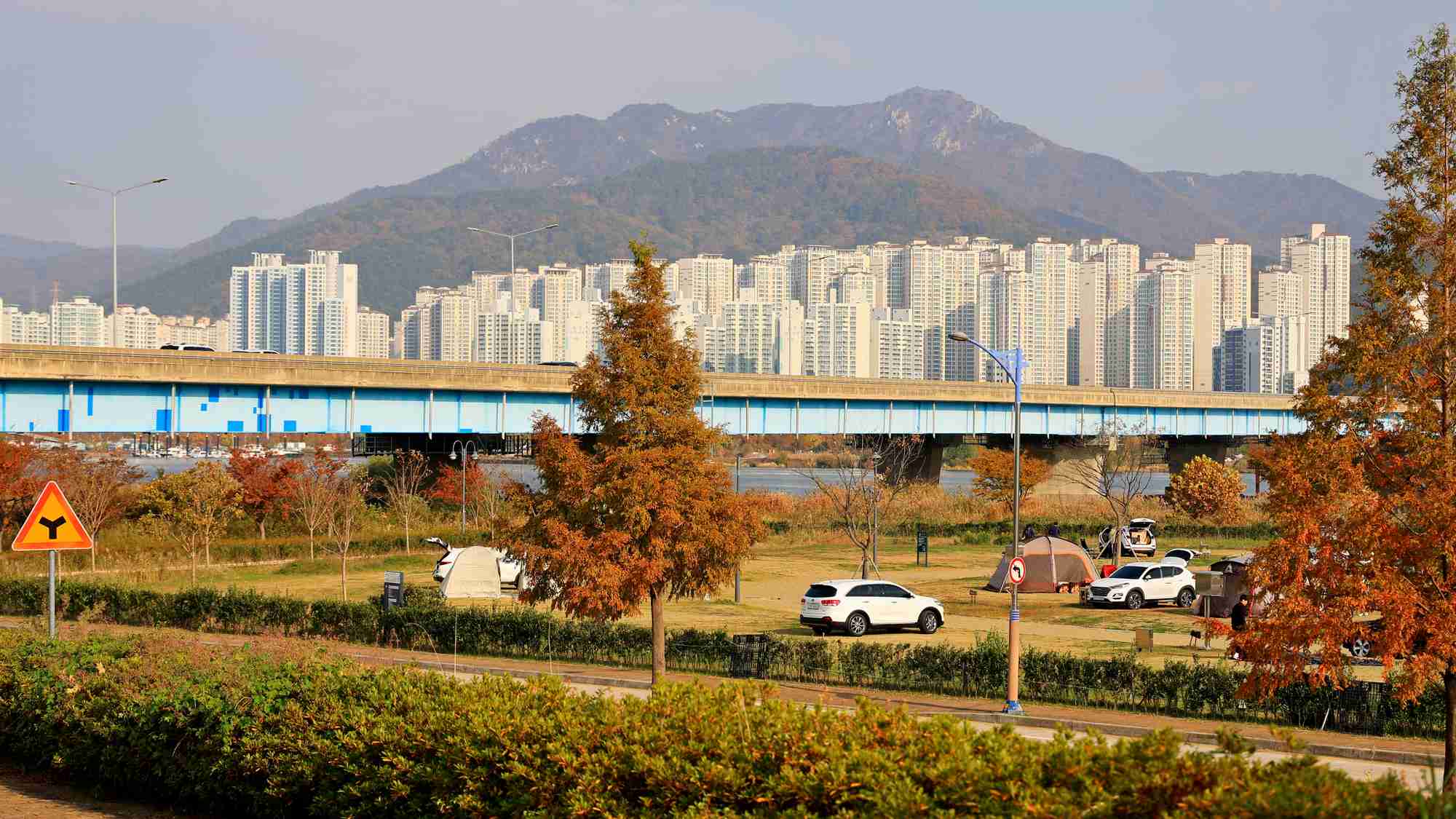 A picture of the Nakdonggang Bike Path (낙동강자전거길) in Busan City along the west side of the Nakdong River in South Korea.