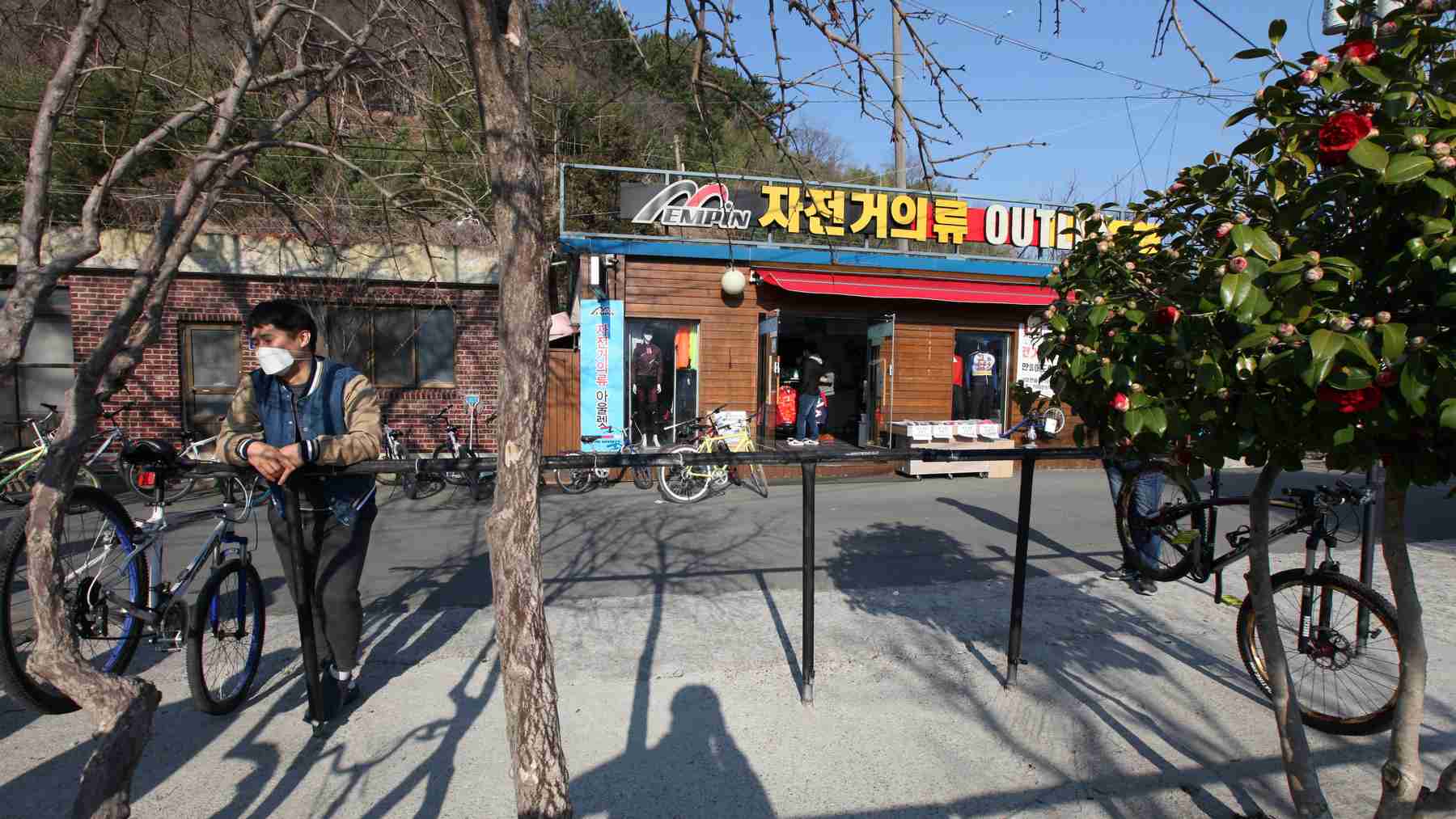 A picture of coffee and bike shops near Hwangsan Park (황산공원), an expansive riverside park in Yangsan City (양산시).