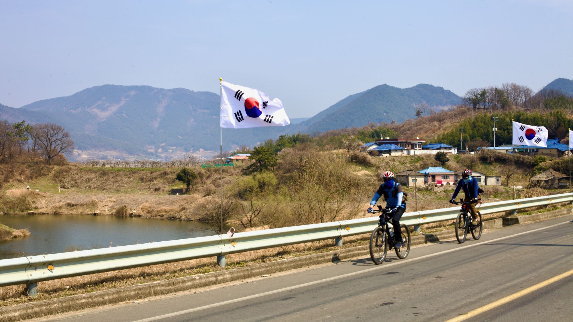 A picture of the Haman River Ferry Forest (함안강나루숲) near the Nakdonggang Bike Path (낙동강자전거길) along the Nakdong River in South Korea.