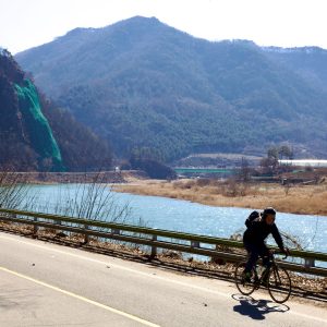 A picture of the Saejae Bike Path in Chungju City, South Korea.