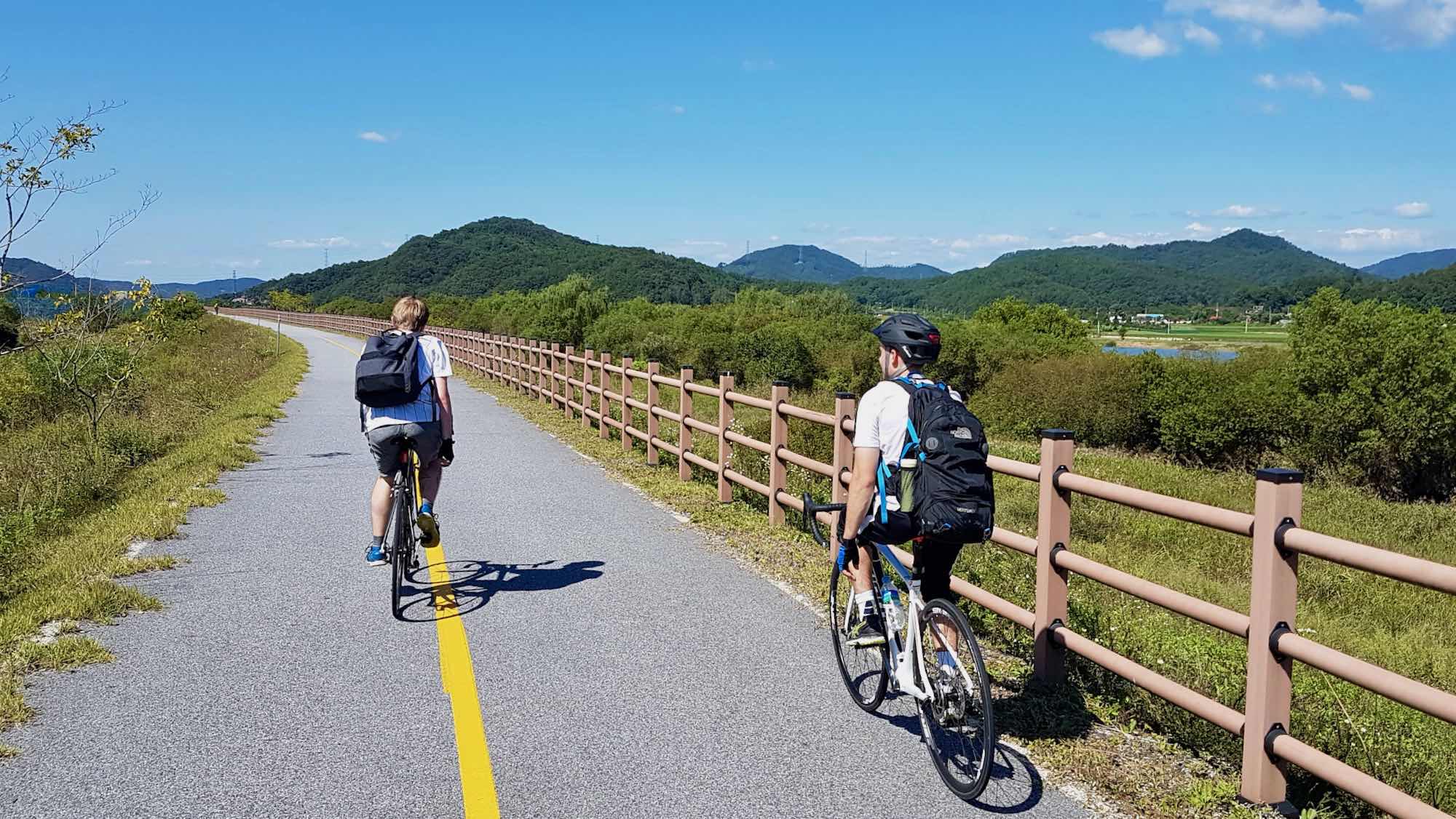 A picture of the Hangang Bike Path (한강자전거길) near South Han River Bridge near Neungam Village Island (능암리섬) in Chungju City, South Korea.