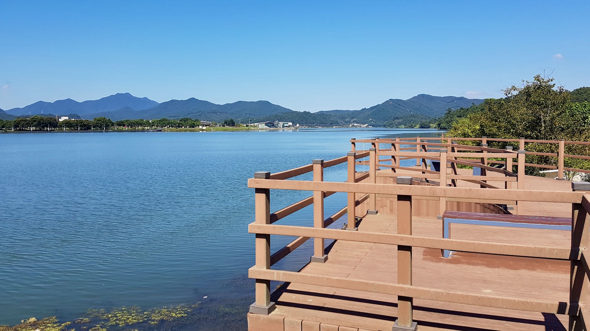 A picture of a viewing platform on the South Han River (남한강) along the Hangang Bike Path (한강자전거길) in Chungju City, South Korea.